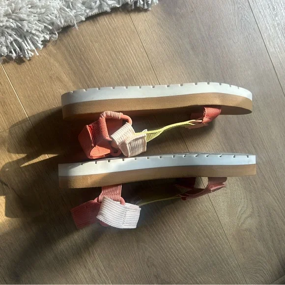 Universal Thread Sandals - Picture 3 of 5